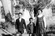 Niños con sus juguetes en una mañana de domingo en la Plaza de Los Olmos a finales de los años 50. Al fondo, una de las casas desaparecidas.