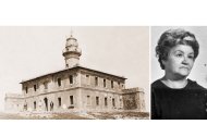 Faro y casa del atolón de Alborán fechada en 1928 con tres torreros al fondo; a la derecha Mercedes Martínez, gentileza de Marío Sanz.