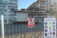 El puesto de socorrismo de la Playa de Las Conchas, en El Zapillo, perimetrado este viernes ante el comienzo de su desmontaje.