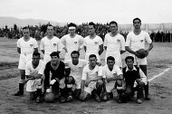 El Recreativo de Almería vistió de blanco para jugar ante el Atlético Aviación en el primitivo campo de Ciudad Jardín en abril de 1940.