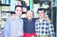 Doña Maria Rosa, dueña de la farmacia, ya fallecida, junto a Manuel Gómez (camisa de cuadros) y Manuel Fernández Ruiz,  los famosos ‘Manolos’ de las Cuatro Calles.