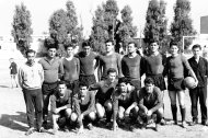 El Jarropo, masajista y tillero, posando con los jugadores del Pavía de 1963. En la foto, entre otros: Segura Madrid, Alcalde, Kike, Tijers, Vizcaíno, Amate, Cecilio, Juani, Rafa, Rigaud y Pedro Bretones.