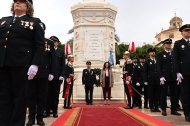 La alcaldesa de Almería y el Superintendente Jefe de la Policía Local depositan la corona funeraria en el monumento de Los Mártires de la Libertad.