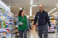Trabajadores de Mercadona en un supermercado.