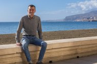 Antonio Maíllo, fotografiado en el Paseo Marítimo de Almería, cerca de la sede provincial de Izquierda Unida.