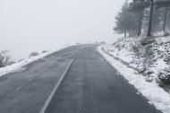 Una de las carreteras con nieve y hielo en la calzada