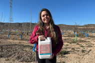 Francisca Villegas, Product Manager de Futureco Bioscience, durante una visita técnica a un huerto de cerezos tratado con Sincronitza®, bioestimulante desarrollado para mejorar la uniformidad de la brotación y la floración.