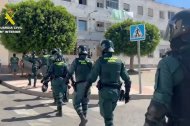 Actuación de la Guardia Civil en el barrio de las 200 Viviendas en Roquetas de Mar.