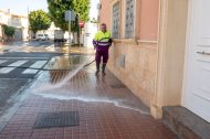 Trabajador del servicio de limpieza de la capital baldeando las calles