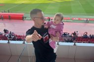 Rubén José Pérez Robles con su hija en el Estadio de los Juegos Mediterráneos.
