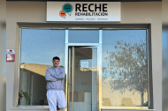 Juan Reche frente a su clínica Reche Rehabilitación.