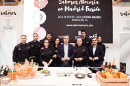 El presidente de la Diputación, José Antonio García Alcaina, y el diputado Carlos Sánchez, junto a los chefs almerienses en el expositor de ‘Sabores Almería’ en Madrid Fusión.