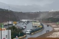 Una cascada de agua cayendo a la rambla de Las Alberquillas, cerca de Balanegra.