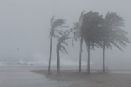 La fuerza del temporal 'Kristin' en las playas de la capital almeriense a primera hora de este miércoles.