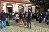 Los pasajeros del Intercity Madrid-Almería esperando los autobuses en la estación de Guadix.