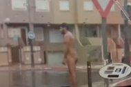 Un hombre se pasea desnudo bajo la lluvia en Roquetas de Mar.