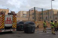 Bomberos junto al vallado que ha cedido en calle Nicaragua.