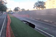 Socavón en la Avenida de Sierra Alhamilla, junto a las obras del soterramiento.