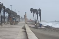 A mediodía de este jueves la arena de las playas de la capital salía lanzada hacia la carretera por el viento.