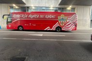 El autobús del Almería en la puerta del hotel del equipo en Cádiz.