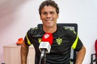 El entrenador del Almería tiene más vidas que un gato y se aferra al éxito.