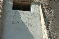 Narcoturismo, la pintada que ha aparecido en el Castillo del Playazo de Rodalquilar.