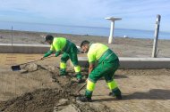 Operarios del dispositivo especial de limpieza de playas.