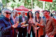 Antonio Bretones junto a las autoridades y directivos de La Voz de Almería en el Día del Tomate 2026.