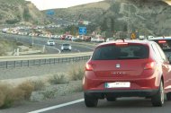 Largas colas en la entrada de Almería por la autovía A92 para enlazar con la A7 en la rotonda de Viator.