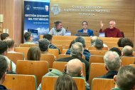 : Teodoro Moreno, autor de “Gestión Eficiente del Fertirriego. Horticultura Intensiva”, 
junto a Fernando Paniagua, presidente de COITAAL, y otros asistentes durante la presentación oficial.