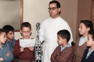 El Padre Uña, con los niños que participaron en el programa que Radio Almería emitió en noviembre de 1961 para rendirle homenaje al Papa.