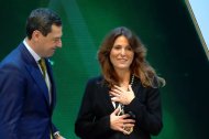 Momento de la entrega de la Medalla de Andalucía a Ana Requena por parte de Juanma Moreno.