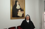 Madre Laura junto al cuadro de Santa Soledad, la fundadora de las Siervas de María