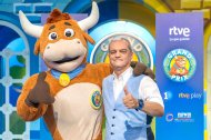 La famosa vaquilla junto al presentador del Grand Prix, Ramón García