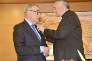 Xabier Pomés recibe la medalla Pro Ecclesia et Pontifice de manos del obispo de Almería, Antonio Gómez Cantero.