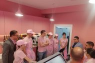 El ambiente festivo que marcó la llegada de la nueva tienda de donuts a Almería.
