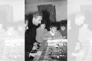 El cura de la parroquia de San José, don Manuel Sánchez, jugando una partida en los futbolines de Manrique, en el Barrio Alto.