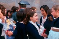 Jóvenes de la Compañía de María en octubre de 1970, frente a la tapia del colegio a la hora de la salida.