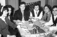 Muchachas del Milagro festejando el final de los ejercicios espirituales en febrero de 1959. Los bollos y el chocolate caliente las unían definitivamente con el Todopoderoso.