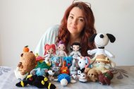 Laura Cañadas junto a algunas de sus creaciones de crochet.