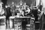 El industrial abderitano Francisco Sánchez García, sentado en la mesa de su negocio junto a sus operarios. La fábrica ‘La Instaladora’ ocupaba un local en el número cuatro de la Glorieta de San Pedro.