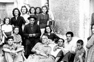 El cura Juan Ibáñez liando un cigarrillo junto a un grupo de vecinos de su pueblo. Le gustaba disfrutar del tabaco mientras hablaba rodeado de su gente. Fuera del templo era un tipo amable y conversador.