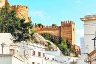 La calle de las Cruces bajo la Alcazaba siempre tenía ropa tendida y la tierra mojada