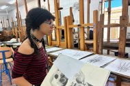 Una alumna con uno de sus trabajos
