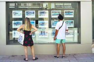 Oferta de alquiler de viviendas en una agencia inmobiliaria.
