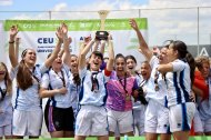 Las jugadoras de la UAL celebrando su título en el campus de La Cartuja, en Granada.