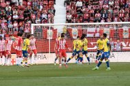 Las Palmas toma vida en el Mediterráneo a costa de un Almería de cristal.