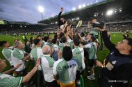 Los jugadores del Racing mantean a su entrenador.