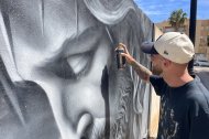 Álvaro Díaz Torres retocando uno de sus célebres murales en Roquetas.