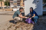 Imagen de recogida de residuos en una playa de Roquetas de Mar.